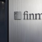 La finalisation de la fusion entre UBS et Credit Suisse, décrétée le 19 mars par les autorités helvétiques, "apporte clarté et stabilité", a estimé l'Autorité fédérale de surveillance des marchés financiers dans un communiqué. (KEYSTONE/Peter Klau...
